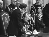 Juan Carlos I firma ante las Cortes Generales la Constituci&oacute;n.
