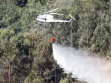 Un helicóptero en el incendio forestal de Mondariz (Pontevedra)