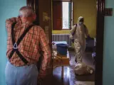 Un hombre espera a que desinfecten su habitación en una residencia de mayores.