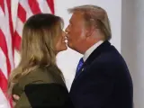 Donald y Melania Trump se besan durante la Convenci&oacute;n del Partido Republicano