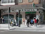 Imagen de archivo de una cola en una farmacia de Madrid.