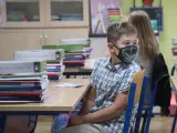 Una de las normas de obligado cumplimiento en casi todos los países es que los escolares lleven mascarilla en clase. En la imagen, un niño cubre parte de su rostro con un modelo terrorífico, en un colegio de Zagreb (Croacia).