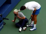 El tenista serbio Novak Djokovic intenta ayudar a una juez de l&iacute;nea tras darle un pelotazo en la garganta durante su partido contra el espa&ntilde;ol Pablo Carre&ntilde;o en el Abierto de EE UU, en Nueva York.
