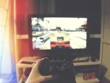 Imagen de archivo de una persona jugando a videojuegos.