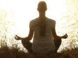 Una mujer meditando.