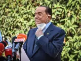 El ex primer ministro italiano Silvio Berlusconi sale del hospital.