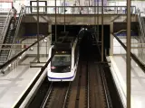 Un metro entra por la estación de la línea 6 del intercambiador de Moncloa, en Madrid (España), a 1 de julio de 2020. La Consejería de Transportes, Movilidad e Infraestructuras pone en servicio a partir de hoy, día 1 de julio, el cien por cien de la ofert