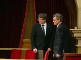 Los expresidentes Puigdemont y Mas en el Parlament el 10 de octubre de 201, d&iacute;a de la declaraci&oacute;n fallida de la independencia de Catalu&ntilde;a.