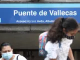 Varias personas salen del metro de Puente de Vallecas, en Madrid