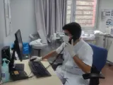 Un médico de Atención Primaria en un centro de salud de Girona durante una cita telefónica.