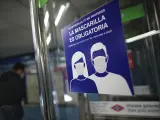 Cartel sobre la obligatoriedad de la mascarilla en el metro de Puente de Vallecas, Madrid (España), a 21 de septiembre de 2020.
