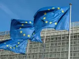 Tres banderas de la UE ondean frente al edificio Berlaymont, sede de la Comisi&oacute;n Europea en Bruselas.