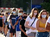 Alumnos de cuarto de ESO de un instituto de Tarragona en fila y con mascarilla durante el primer d&iacute;a de clase, el 14 de septiembre de 2020.