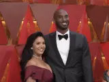 Kobe Bryant posa con su esposa, Vanessa Laine Bryant.