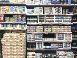 Lineal con berberechos y mejillones en un supermercado de Mercadona.