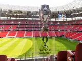 El trofeo de la Supercopa en el escenario en el que se ugará el partido.