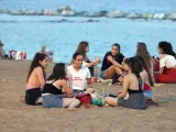 Un grupo de personas hacen botellón en la playa de la Barceloneta, el 28 de julio de 2020.