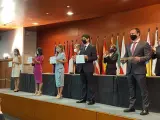 Los nuevos jueces reciben sus diplomas.