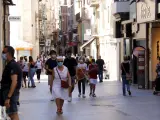 Personas pasean por una calle de Lleida durante el confinamiento de la comarca del Segri&agrave;, el 4 de julio de 2020.