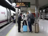 Pasajeros en uno de los andenes de trenes AVE en la estación de Sants de Barcelona.