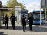 Varios polic&iacute;as, patrullando Madrid.