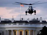 El helic&oacute;ptero 'Marine One' llega a la Casa Blanca transportando al presidente de EE UU, Donald Trump, de regreso tras su hospitalizaci&oacute;n por COVID-19.