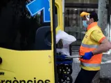 Un técnico del Sistema de Emergencias Médicas (SEM) de la Generalitat de Cataluña mete una camilla en una ambulancia durante un servicio y limpieza de EPIs, en Barcelona/Catalunya (España) a 19 de abril de 2020.