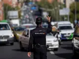 Polic&iacute;a Nacional y Guardia Civil despliegan controles para vigilar el cumplimiento de las restricciones a la movilidad impuestas por el estado de alarma decretado en Madrid.