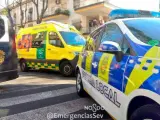 Imagen de archivo de una ambulancia y Policía Local de Sevilla.