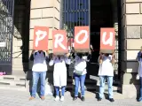Facultativos de los centros de atenci&oacute;n primaria protestan este marts ante el Institut Catal&agrave; de la Salut (ICS) de Barcelona con unos cubos con el mensaje 'Prou' (Basta) en la primera jornada de huelga convocada por el Sindicat Metges de Catalunya.