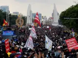Miles de manifestantes marchan hacia la Casa del Gobierno en Bangkok, Tailandia, durante las protestas contra el Ejecutivo tailandés y para exigir la reforma de la monarquía.