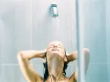 Imagen de archivo de una mujer en la ducha.
