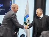 Luis Rubiales, presidente de la Real Federación Española de Fútbol (RFEF), con el presidente de LaLiga, Javier Tebas