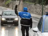Un agente de la Policía Local realiza controles de movilidad en Burgos,