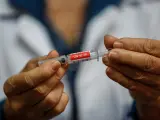 Una enfermera presenta una muestra de la vacuna contra la COVID-19 que desarrolla el laboratorio chino Sinovac Biotech, durante los ensayos de la segunda fase, en un hospital de Sao Paulo (Brasil).
