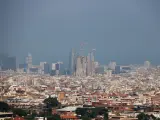 Barcelona con niebla por la contaminaci&oacute;n el 1 de julio de 2019.
