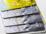Más de 50 euros por tus tarjetas: cómo evitar estas comisiones bancarias
