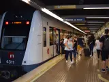 Usuarios del metro de València en el andén de una estación.