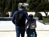 Un padre junto a su hija pasean por el Parque del Retiro en Madrid (Espa&ntilde;a).