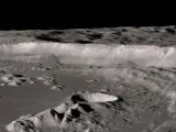La Luna contiene agua helada, según nuevos datos inequívocos de detección, y en su superficie hay numerosos cráteres, incluso muy pequeños, a los que nunca llega la luz solar, donde esta podría estar atrapada de forma estable, lo que puede tener implicaciones para futuras misiones humanas. ​ ​Nature Astronomy publica dos estudios firmados por científicos estadounidenses, uno de los cuales señala la inequívoca detección de agua molecular (H20) en la Luna y el otro sugiere que aproximadamente 40.000 metros cuadrados de su superficie, de los que un 40 % están en el sur, tiene la capacidad de retener agua en las llamadas trampas frías. ​ ​Hace dos años ya se habían detectado signos de hidratación en la superficie lunar, particularmente alrededor del polo Sur, que posiblemente correspondían a la presencia de agua, pero el método empleado no podía diferenciar si se trataba de agua molecular (H2O) o de hidroxiles (radicales llamados OH). ​ ​En esta nueva publicación, un equipo dirigido por Casey Honniball de la Universidad de Hawai, usó datos del Observatorio Estratosférico de Astronomía Infrarroja (SOFIA) de la Nasa, un avión Boeing 747SP modificado para transportar un telescopio reflector.