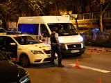 Un control de los Mossos la noche de este domingo en la calle Paral·lel de Barcelona.