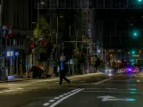Un hombre cruza la calle durante la primera noche de toque de queda en Madrid
