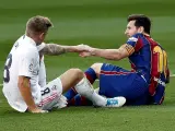 Kroos y Messi se ayudan a levantarse mutuamente durante el Clásico.