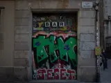 Un graffiti en la puerta cerrada de un bar en el centro de Barcelona en la primera ma&ntilde;ana despu&eacute;s del toque de queda en la ciudad, en Barcelona, Catalunya (Espa&ntilde;a), a 26 de octubre de 2020. Catalunya ha aplicado desde este domingo a las 22 horas hasta est