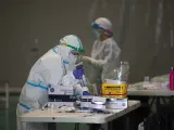 Sanitarios trabajando durante las pruebas de cribado de Covid-19