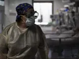 Una trabajadora de la limpieza en la Unidad de Cuidados Intensivos (UCI) dedicada a enfermos de coronavirus del Hospital Universitario Ram&oacute;n y Cajal.