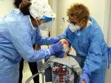 Dos enfermeras hacen el test rápido de antígenos a un niño.