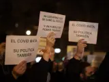 Carteles contrarios a las medidas antiCovid en la manifestaci&oacute;n de este jueves 5 de noviembre en Barcelona.