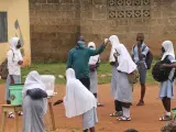 Comprobación temperatura en una escuela de Iseyin, Nigeria.