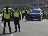 Varios agentes de Policía Nacional durante un control de movilidad en la parroquia de O Castiñeiriño (Santiago de Compostela), en la entrada y salida Santiago hacia Ourense, Galicia (España), a 3 de noviembre de 2020.